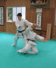 大阪合氣修練道場の合気道合宿で呼吸投げ披露している道場長