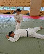 兵庫県川西市民体育館で合気道小手返しを立って固めている子供