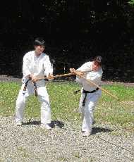 2025年度5月合宿で野外での武器技(組杖)を披露している道場長の様子