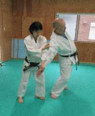 2025年度、合気道合宿にて小手返しで小手を返す瞬間の画像