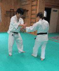 合気道合宿にて四方投げで投げようとした様子