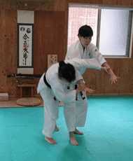 2025年度、合気道合宿にて呼吸投げで投げる道場長