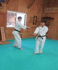 合宿にて合気道の武器技の組太刀変化で首を決めている道場長