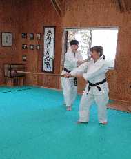 2025年度、合気道合宿にて武器技組太刀変化で首を決めている道場長