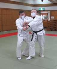 大阪合氣修練道場の合気道合同稽古にて両手取り呼吸投げの稽古風景
