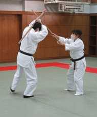 2025年、合同稽古にて合気道の武器技(組太刀)で小手に合わせた風景