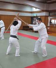 合同稽古にて合気道の武器技(組太刀)で小手に合わせた瞬間